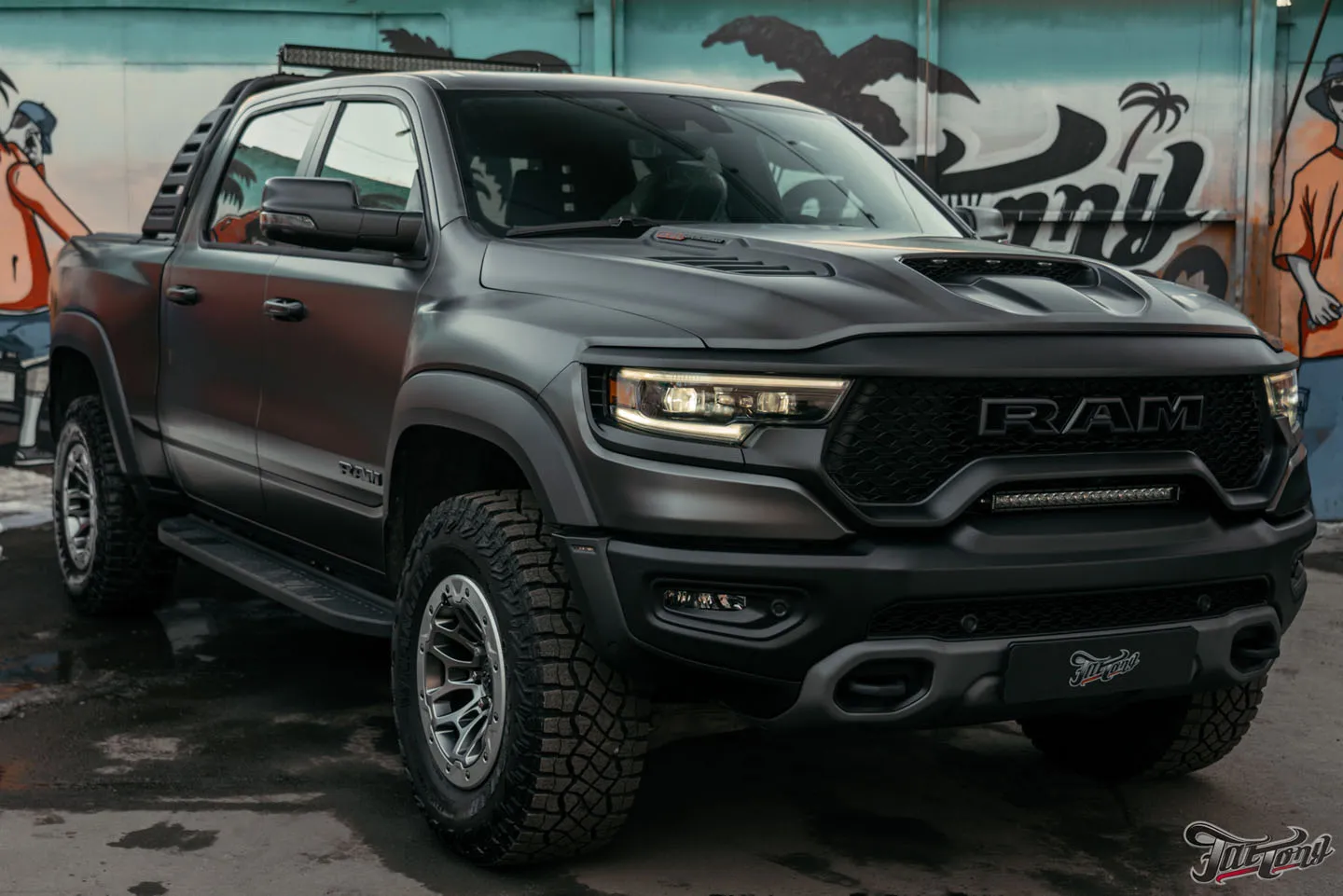 Оклеили RAM TRX матовым полиуретаном, выполнили комплексную шумоизоляцию салона и установили дополнительное освещение Rigid